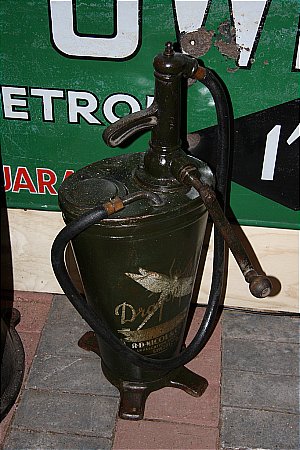 DRAGONFLY GEAR OIL DISPENSER - click to enlarge